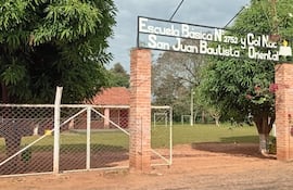 Entrada de la Escuela Básica N° 2752 y Col. Nac. San Juan Bautista Oriental.