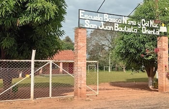 Entrada de la Escuela Básica N° 2752 y Col. Nac. San Juan Bautista Oriental.