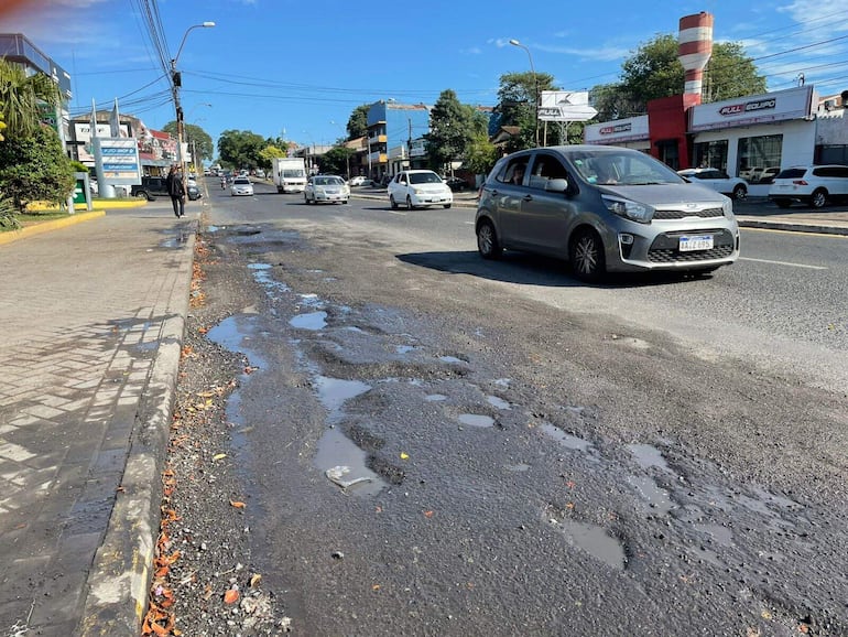 Pésimo estado de la avenida Eusebio Ayala, tanto en el carril de entrada como el de salida de Asunción.