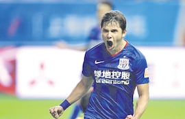 Óscar David Romero Villamayor (4 de julio de 1992) celebra un gol con Shanghái Shenhua.