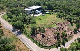 La construcción aparentemente requirió de desmonte y otras tareas en medio de piedras de la serranía, según las imágenes aéreas.