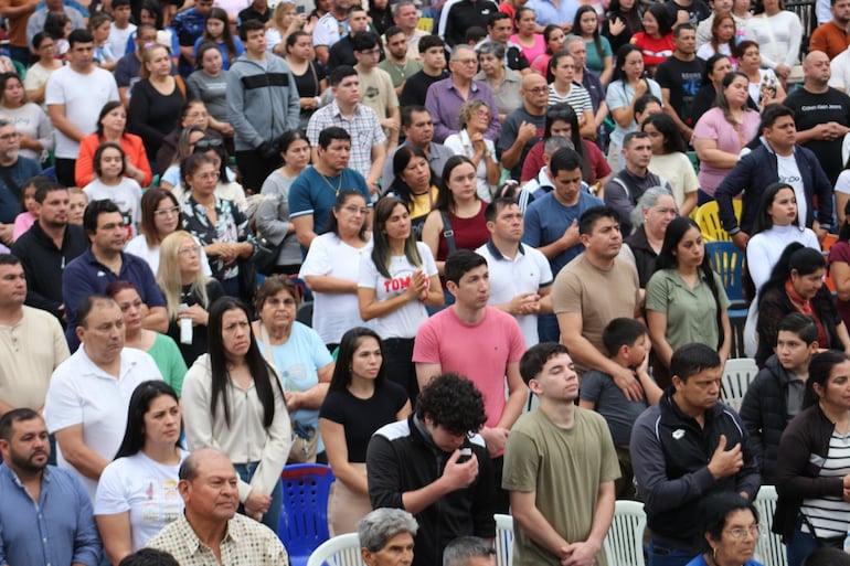 La explanada de la Basílica de Caacupé estuvo repleta de fieles que participaron de la celebración.