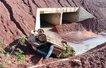 La camioneta quedó con importantes daños materiales, pero afortunadamente la conductora salió ilesa.