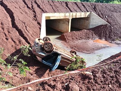 La camioneta quedó con importantes daños materiales, pero afortunadamente la conductora salió ilesa.