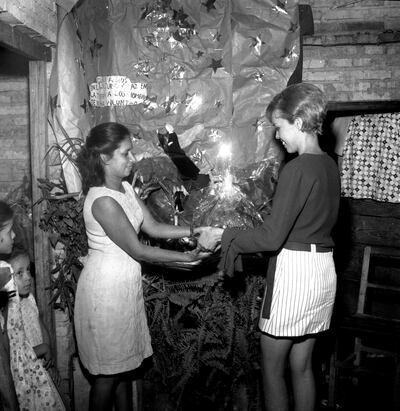 Evanhy entrega el premio a la ganadora del segundo lugar del concurso de pesebres de ABC Color en 1969.