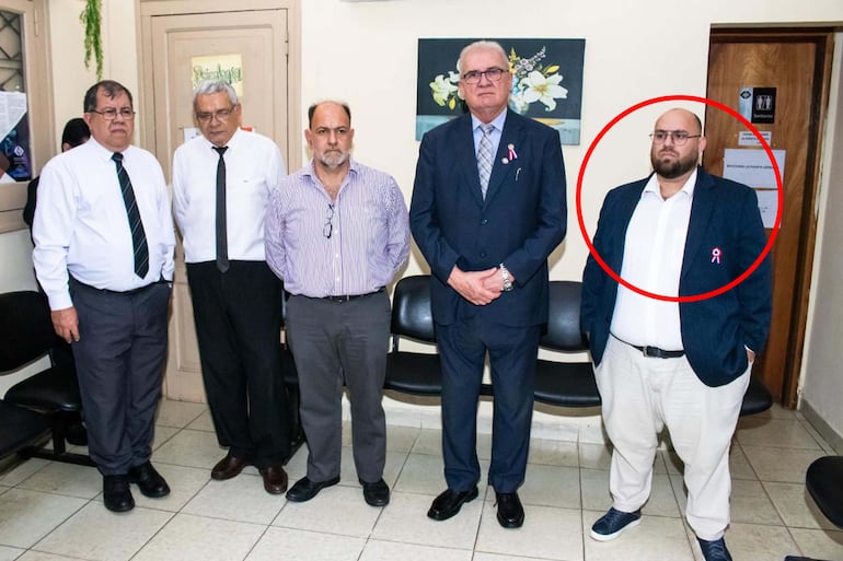 El ahora detenido Juan José Augusto Zaldívar Cáceres (en círculo), al lado del fiscal general del Estado, Emiliano Ramón Rolón Fernández.