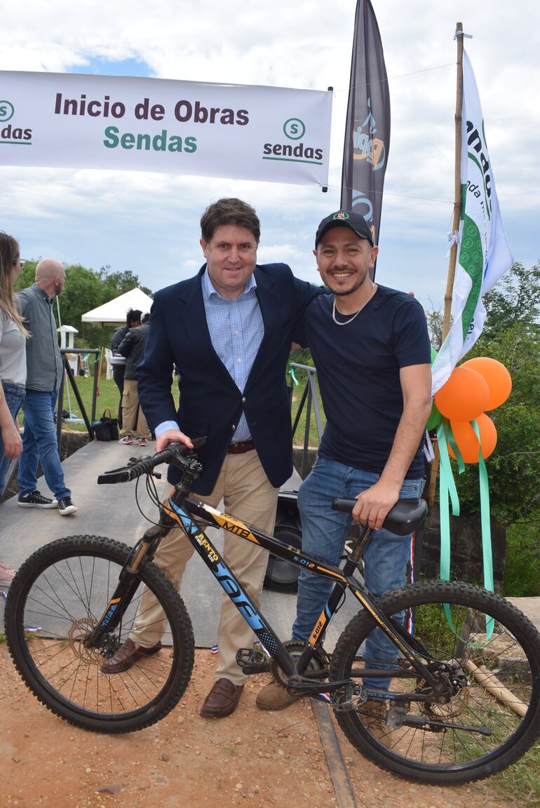 El jefe de Patrimonio de Fepasa, Alberto Campos, junto con el intendente Marcelo Simbrón (ANR).