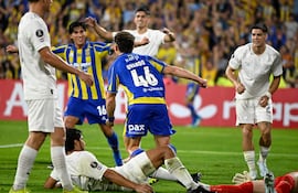Ignacio Ovando festeja su gol, con el que el Rosario Central se impuso el martes frente a Libertad por 1-0, en el estadio Gigante de Arroyito.