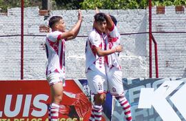 Festejo de gol del Sportivo Limpeño, que le aplicó un duro golpe en el Bajo Chaco al Martín Ledesma de Capiatá, uno de los candidatos a la conquista del título de la Primera División B.