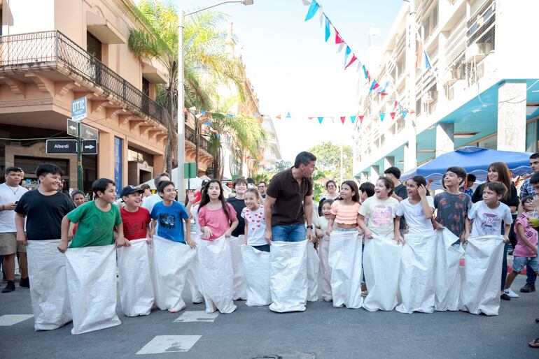 Feria Palmear: Peña juega “carrera vosa” con niños y estas fueron las reacciones