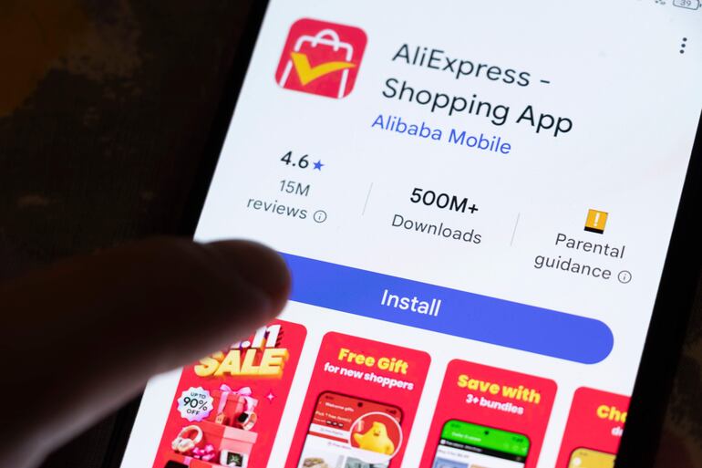 Pantalla de móvil mostrando la aplicación AliExpress con promociones de verano y calificación de 4.6 estrellas.