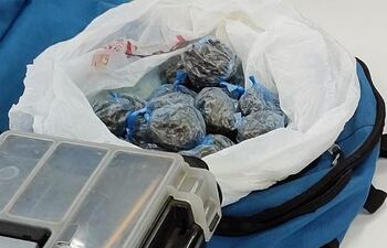 Marihuana que fue encontrada en el interior de la mochila de un alumno.