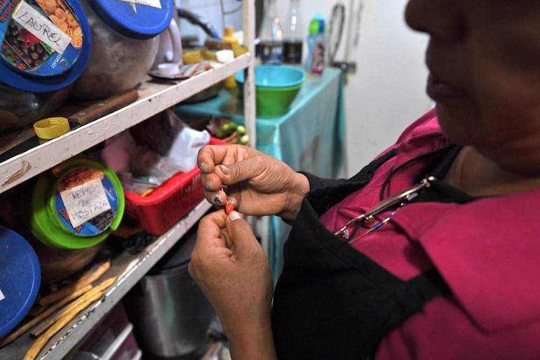 La curandera ecuatoriana Amparo Lugmana realiza una limpieza energética a un perro en el mercado de San Francisco en Quito el 17 de mayo de 2026.