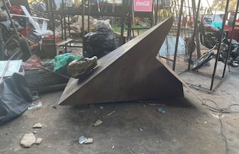 El busto de Bernardino Caballero se encuentra tirado en el taller de la Municipalidad.