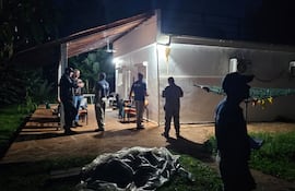 Agentes de la comisaría local con personal de Investigaciones llegan a la propiedad, donde se registró el asesinato.