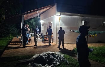 Agentes de la comisaría local con personal de Investigaciones llegan a la propiedad, donde se registró el asesinato.