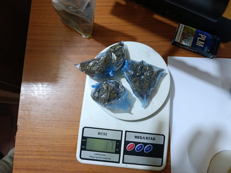 La Policía incautó droga durante el procedimiento de la detención de los jóvenes.