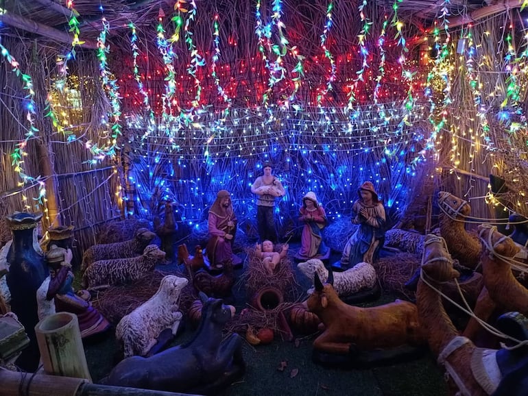 El pesebre tradicional forma parte de los atractivos en las plazas de Pilar.