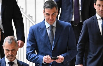 Pedro Sánchez (C), jefe de Gobierno de España. Regularizarán a unos 500 mil inmigrantes indocumentados, en su mayoría latinos.