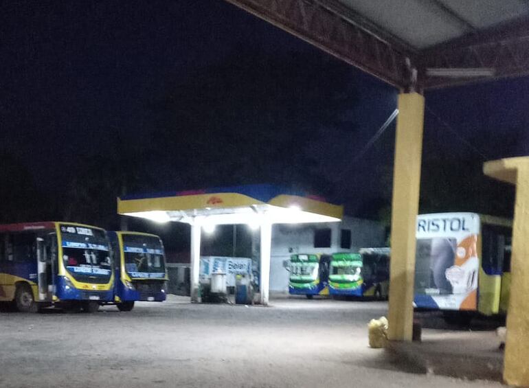 Pasajeros de la linea 49 esperaron por horas en la parada de la empresa, pero ningún chofer apareció esta madrugada. 