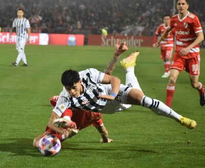 Ramón Sosa disputa el balón con un jugador de River Plate, durante el partido que Talleres ganó 1-0.