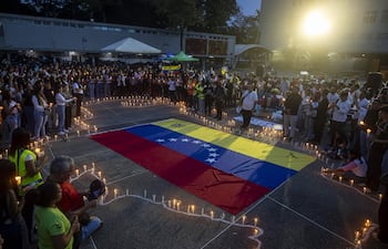 Un grupo de personas participa en una vigilia en honor las victimas de los terremotos del pasado 24 de junio, en Caracas (Venezuela).