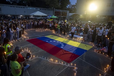 Un grupo de personas participa en una vigilia en honor las victimas de los terremotos del pasado 24 de junio, en Caracas (Venezuela).