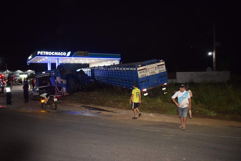 El camión transganado fue a parar a un costado de la estación de servicios en Carapeguá.