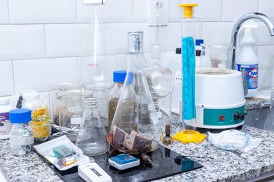 Laboratorio clandestino es desbaratado por la Senad, en Luque.