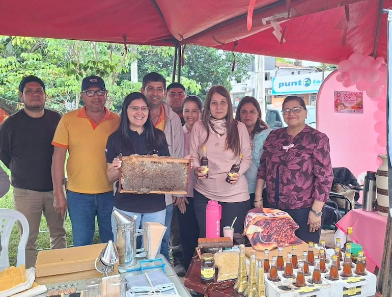 El Comité de Apicultores de Paraguarí exhibe su producción de miel durante la feria organizada por el Día Mundial de la Alimentación.
