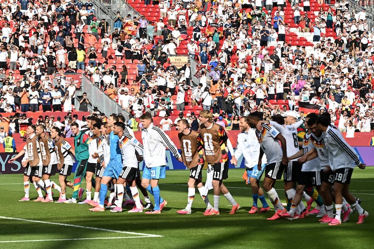 Jugadores de Alemania celebran la victoria que matemáticamente les da el pase a la siguiente ronda.