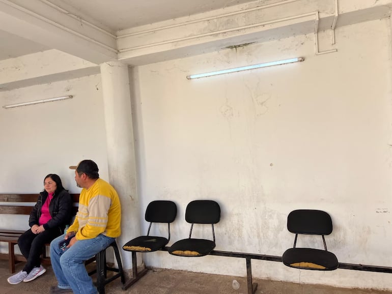 Así se encuentran las sillas que se utilizan frente a la recepción de turnos del hospital.