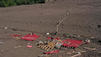 Rescatistas trabajan en el sitio de un deslizamiento de tierra en la región de Racha, Georgia, este viernes.