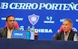 Ariel Holan (d) en la presentación oficial como entrenador de Cerro Porteño.