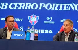 Ariel Holan (d) en la presentación oficial como entrenador de Cerro Porteño.