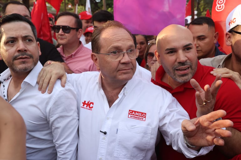 AME9147. ASUNCIÓN (PARAGUAY), 06/06/2026.- El precandidato a la intendencia de Asunción por el movimiento Honor Colorado, Camilo Pérez (c), reacciona durante un evento de campaña este martes, en Asunción (Paraguay). Las principales formaciones políticas de Paraguay celebrarán este domingo elecciones internas para elegir a sus candidatos a los comicios municipales del venidero 4 de octubre, cuando se renovarán a los 263 intendentes (alcaldes) del país y a los miembros de las Juntas Municipales. EFE/ Juan Pablo Pino
