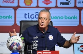 El argentino Gustavo Alfaro en la conferencia de presentación como entrenador de la selección de Paraguay.