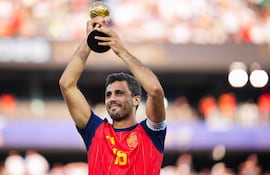 EAST RUTHERFORD, NEW JERSEY - JULY 19: Rodri #16 of Spain lifts up the Golden Ball award after the FIFA World Cup 2026 Final match between Spain and Argentina at New York New Jersey Stadium on July 19, 2026 in East Rutherford, New Jersey. Spain defeated reigning World Cup champions Argentina, who were led by Lionel Messi, with the lone goal coming from Ferran Torres #7 in the 106th minute of extra time. Andrew Harnik/Getty Images/AFP (Photo by Andrew Harnik / GETTY IMAGES NORTH AMERICA / Getty Images via AFP)