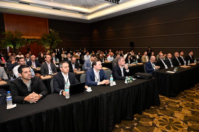 El foro contó con una importante participación de referentes nacionales e internacionales del sector forestal.