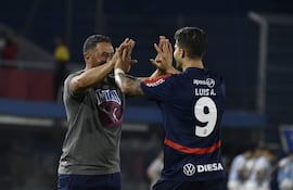 El entrenador interino de Cerro Porteño, Jorge Achucarro celebra con el autor del tanto de apertura en el marcador, Luis "Totín" Amarilla.