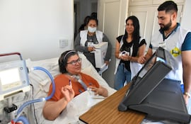 Una señora muestra su dedo entintado luego de votar desde su residencia.