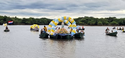 Feligreses de Villa Florida acompañan la procesión náutica y terrestre en honor a la Virgen Inmaculada Concepción, durante la cual el párroco Antonio Prieto llamó a valorar a las madres y a vivir la fe con fraternidad.