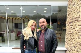 El diputado cartista Orlando Arévalo junto a su esposa Carolina González, actual concejal de Lambaré y dueña de un Instituto de Formación Docente en Juan León Mallorquín, Alto Paraná.