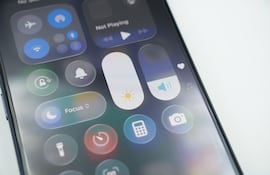 Concepto de brillo máximo en el celular.