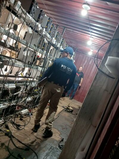 Un oficial de la Policía verifica los destrozos causados por los criminales en la criptomina Global Hass, ubicada en Caaguazú. Los asaltantes arrancaron a la fuerza las máquinas destinadas a la producción de las monedas virtuales.  