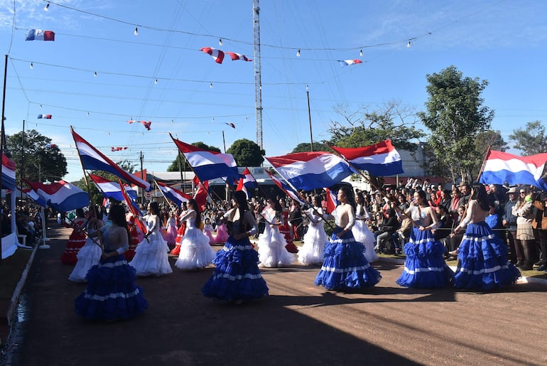 El aniversario 239 de la ciudad de la "Jora del Norte" se celebró con un colorido desfile estudiantil