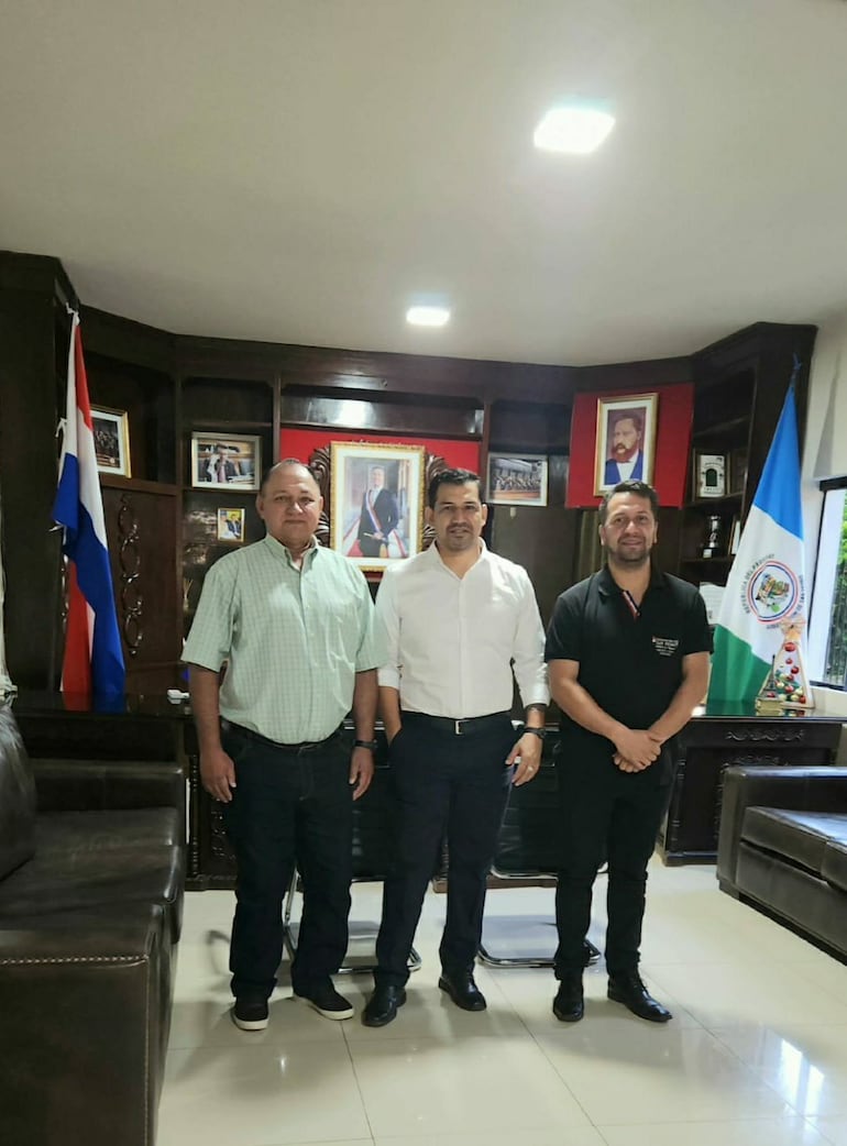 Rodrigo Molinas (centro) durante su presentación como jefe de Gabinete de la Gobernación de San Pedro.