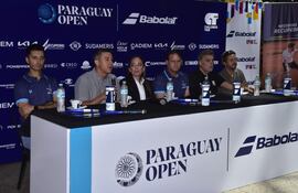 Presentación del torneo internacional ATP Challenger 75 Paraguay Open, que se disputará del 16 al 23 de marzo en el CIT. Asistieron al lanzamiento, de izq. a der., Gustavo Ramírez (vicedirector del torneo), Julio Ferrari (presidente de la APT), Carolina Molina de Fernández (presidente del CIT), Ricardo Mena (director del torneo), Víctor Pecci (Juegos Asu 2025) y Esteban Piccini (director de Sport Group-Babolat).