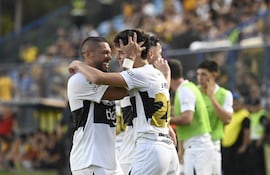 Eduardo Delmás (d), futbolista de Olimpia, festeja un gol en el partido frente a Guaraní por la fecha 12 del torneo Apertura 2026 de la Primera División de Paraguay en el estadio Erico Galeano, en Capiatá, Paraguay.