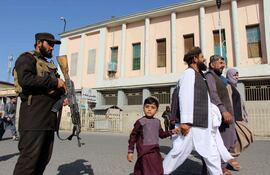 El Gobierno de facto de los talibanes anunció este lunes la próxima implementación de una actualizada ley de prensa en el país, más acorde con la ley islámica o Sharia y el respeto a la privacidad, para garantizar lo que ellos calificaron como “los intereses de la nación”.